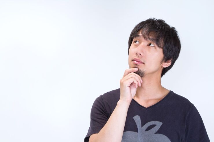 上を見る男